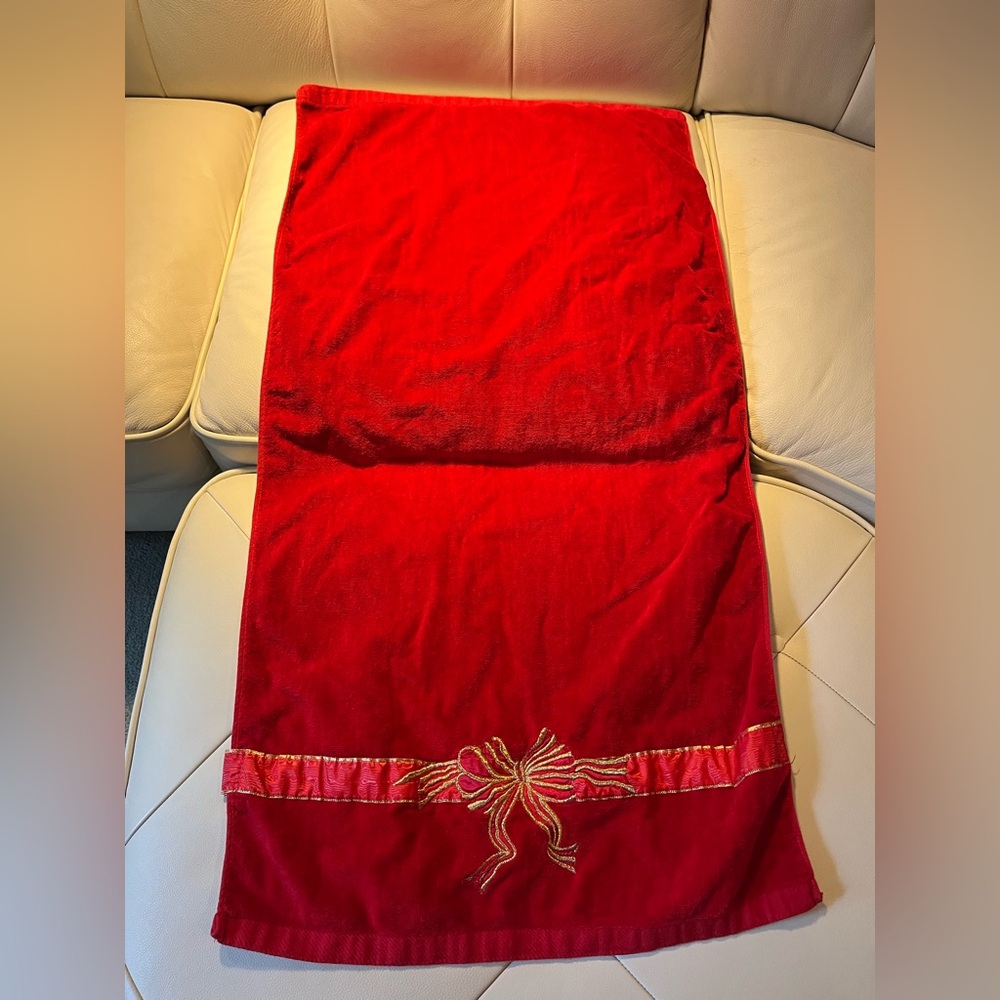 Briggs New York Vintage Vibrant Red and Gold Towels